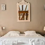 Grand 2 Pieces Typique Du Marais Appartement Parijs