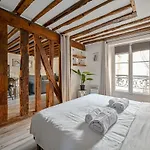 Grand 2 Pieces Typique Du Marais Appartement Parijs