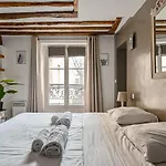 Appartement Grand 2 Pieces Typique Du Marais